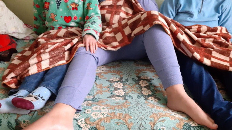 Lesbian-illusion: La sorellastra della mia ragazza mi ha masturbato mentre noi...