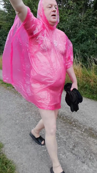 V pláštěnce, punčocháčích a pantoflích v mrholení