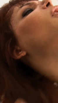 Sex anal transsexual cu țâțe mari în baie futând un tip sexy