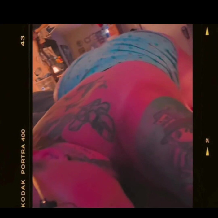 AmberLee: चिल और ऊँगली करना