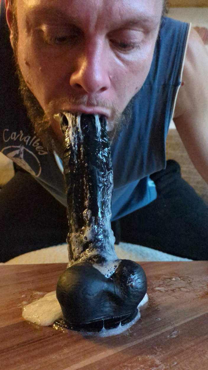 Deepthroat Madness: Очень грязный глубокий заглот дилдо, много слюны бежит вниз по члену
