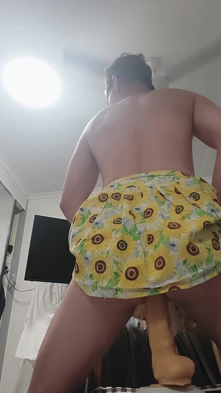 Brent Star Wood: Fustă și vibrator cu spermă