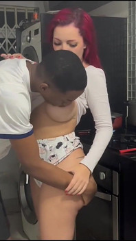 Saat makan malam belum siap, saya mendapatkan penis di pantat dan cum di mulut saya