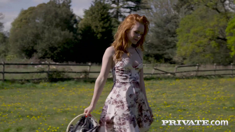 Private.com: Ella Hughes Hyde Park'ta külotsuz