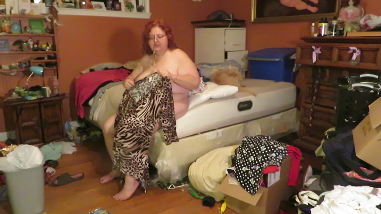 BBW nurse Vicki adventures with friends: Doblando mi ropa desnuda