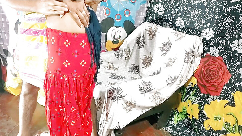 Rakul008: Il giovane ha convinto la cameriera a scopare mostrandole il...