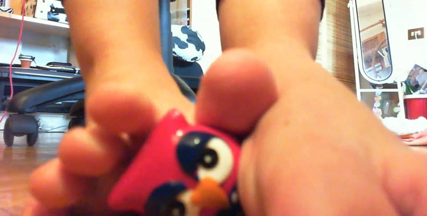 Nicoletta Embassi: あなたの足はあなたを小さく感じさせます、とても小さいので、あなたは踏まれたいです