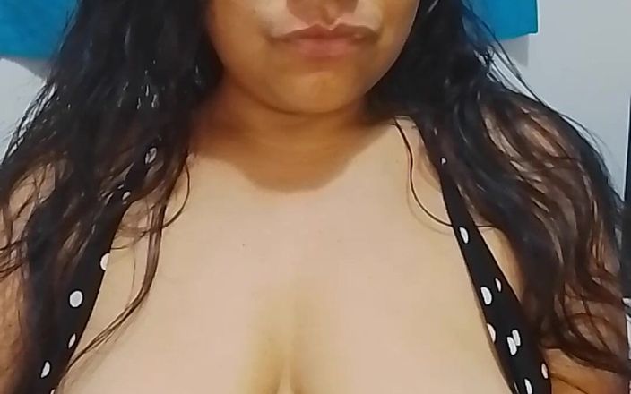 Solasexy: लड़की अपने सुंदर स्तनों के साथ खेल रही है
