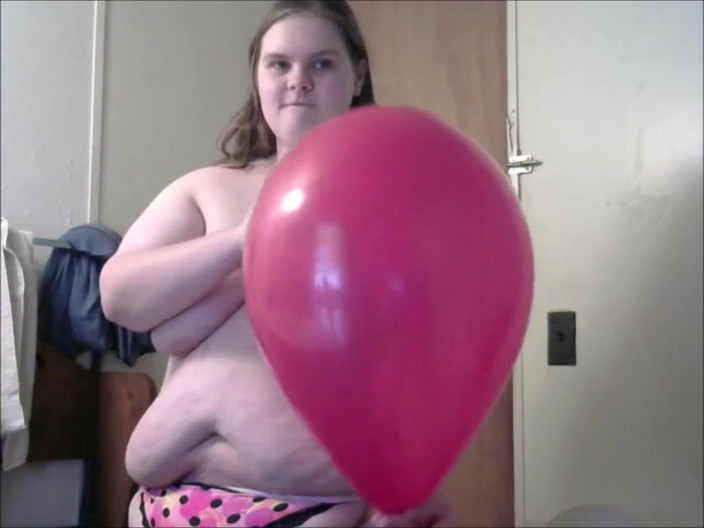 Fat Goddes: Nahá děvka dostane děvku facku do obličeje vyskakováním balónku