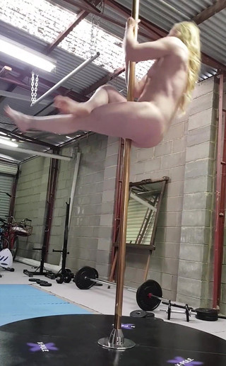 Michellexm: Danza del palo super sexy, a un punto mi sto...