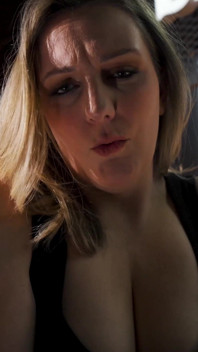 Fodendo a puta milf bartender - Clara Dee POV sexo virtual