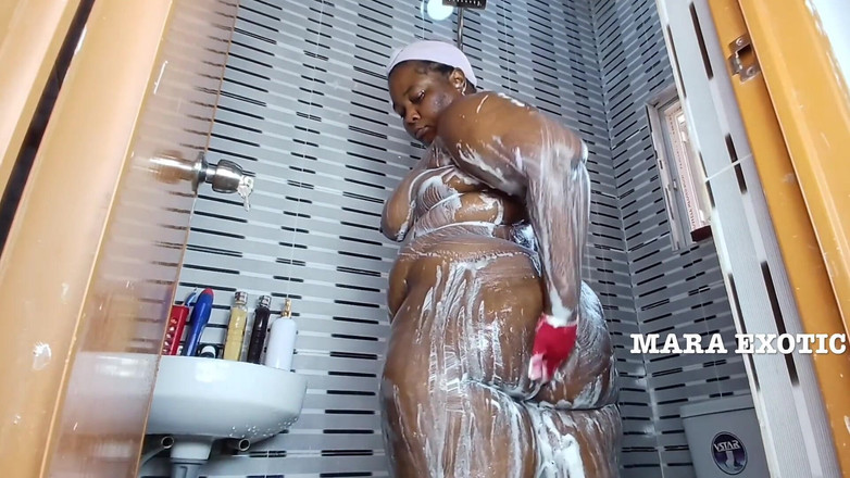 Mara Exotic: Duschtid med fet lök byte MILF - Mara Exotic
