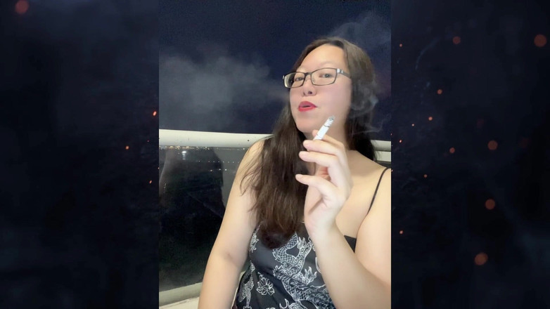 Smoking Asian: 黑暗边吸烟亚洲咬，提取肮脏的香烟过滤器 +痛苦的乳头ember Glow