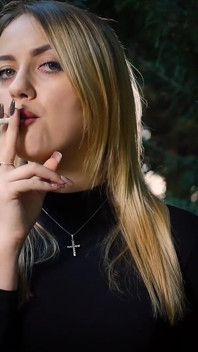 Ateşli sarışın hatun doğada bir siyah sigara içiyor