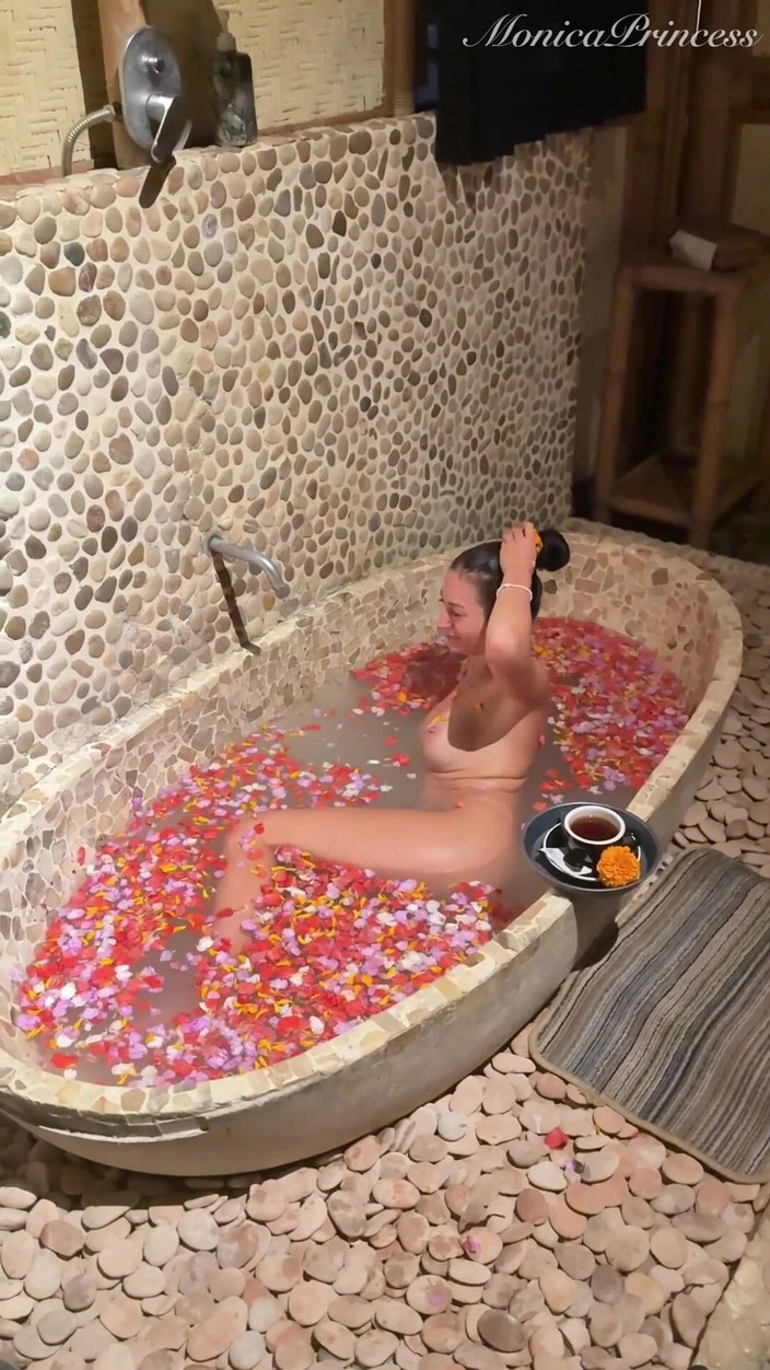 Princess Monica: Ripresa nella vasca da bagno nuda in una spa - Dietro...