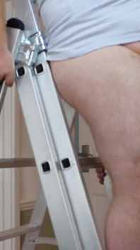 대물 자지를 빠는 사다리에서 포르노를 하는 Brummieboi