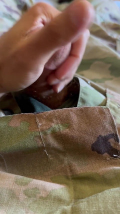 Gay Soldier Stuff: 穿着汤米拳击手三角裤的军人穿制服的陆军士兵撸管并射精