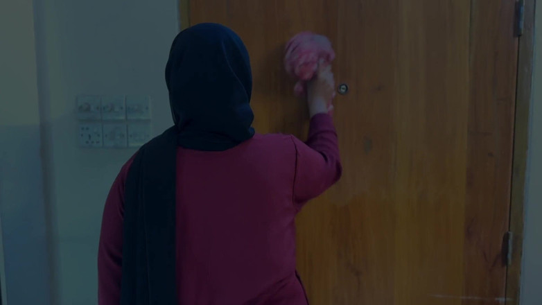 Aria Mia: Kiedy ojczyma nie ma w domu, pasierb źle rucha swoją macochę