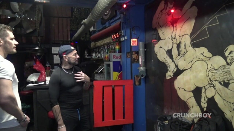 Very discreet straight boys curious: Three bottoms suckced raw by the straight Vlad Caslte