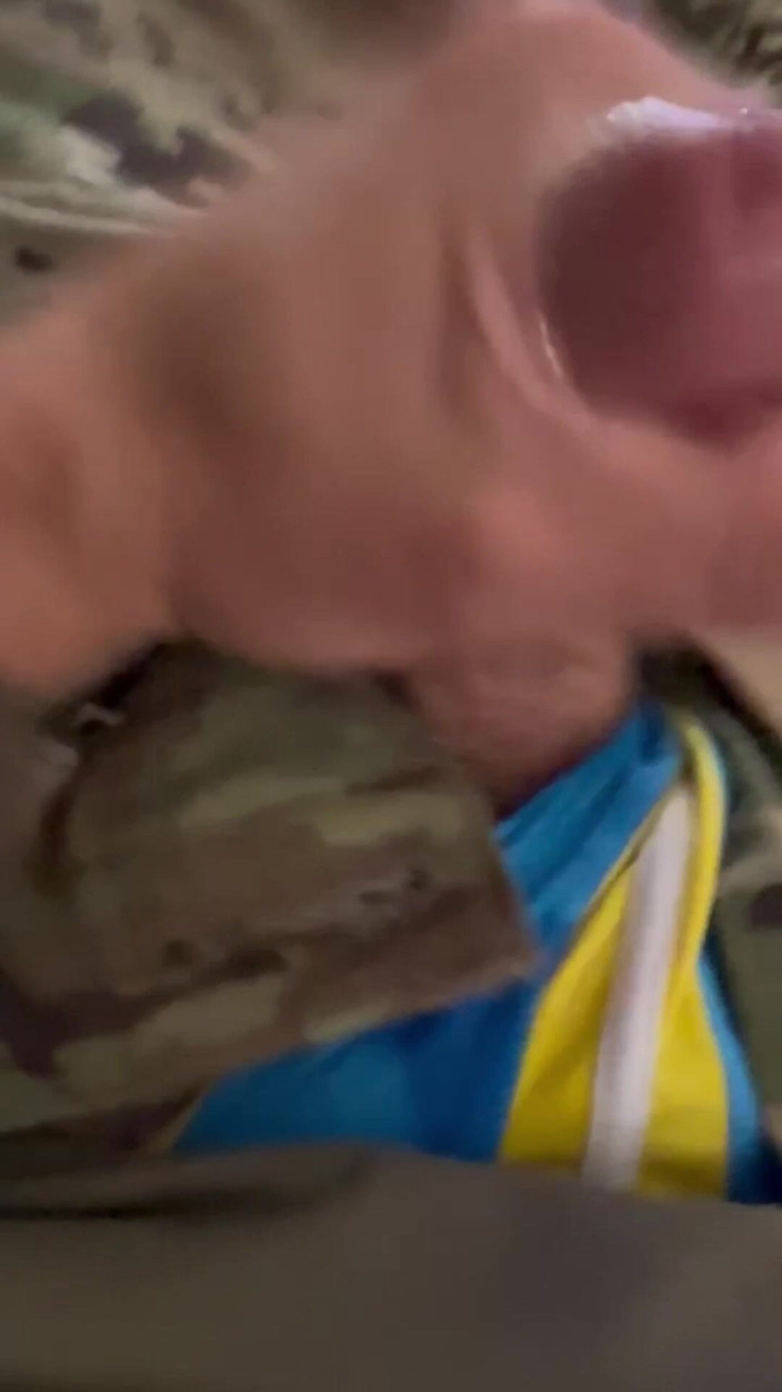 Gay Soldier Stuff: Geile soldaat schiet romige lading door zijn militaire slip en...
