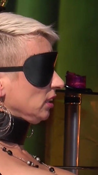 Badass bionda viene dominata e fa un caldo BDSM