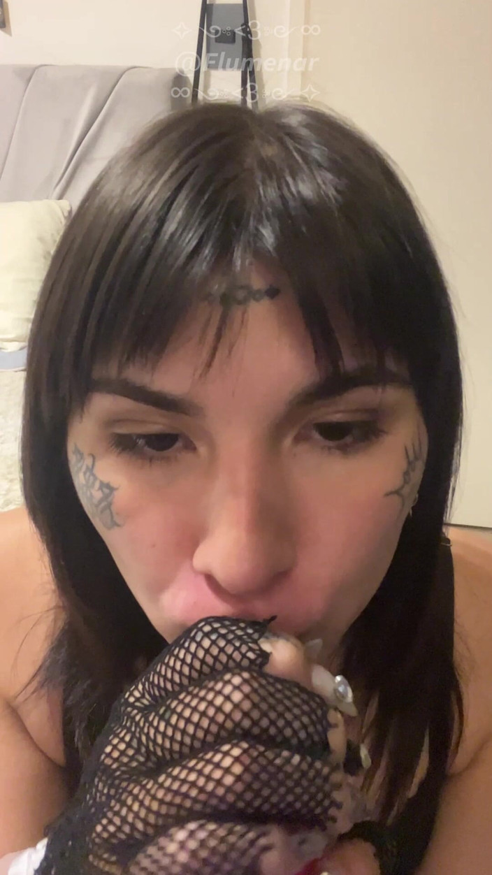 Flumenar: Ragazza trans tatuata con un dildo rosa