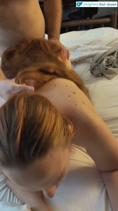 Ev yapımı ham sabah seksi - sekse kaşık atıyor, biniyor ve sonra göğüslerini zıplatarak domaltarak bitiriyor
