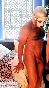 Zeița milf dominantă fute curva masculină în Lavender Nighty cu Mrhankeystoys Latinlover Xl strapon