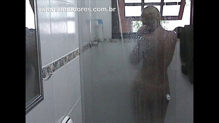 Amateurs videos: Blondýnka s krásnými přírodními křivkami ve sprše