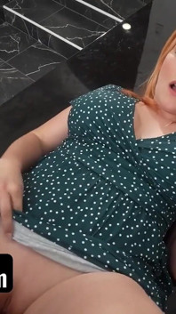 大奶子红发继母用完美的嘴唇包裹住我的鸡巴，我爆炸了~完整免费电影