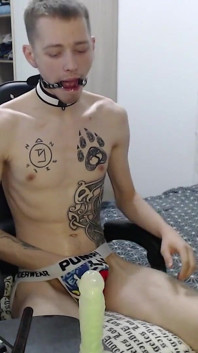 Endo si masturba con bavaglio