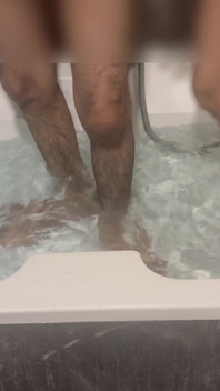 Kakak ipar meninggalkan saudara ipar saat mandi dan menendang pantat