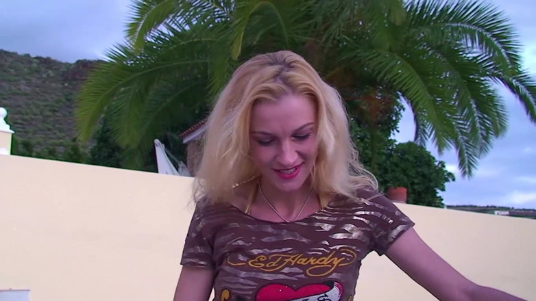 Gazongas: Si blonde kencing di tangga
