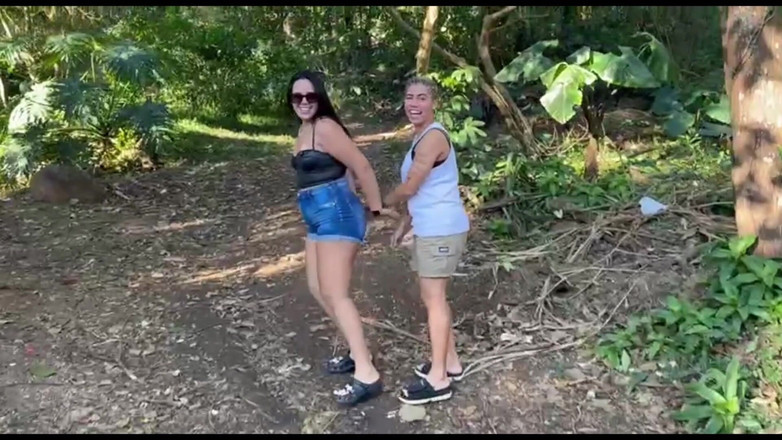 Lidi Ferrari: いたずら好きな女の子が私を散歩に連れて行き、結局公園で裸になりました