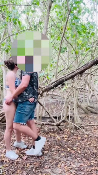 Esposa é fodida por um estranho na praia enquanto o marido está gravando, esposa corno, marido corno, compartilha minha esposa, puta