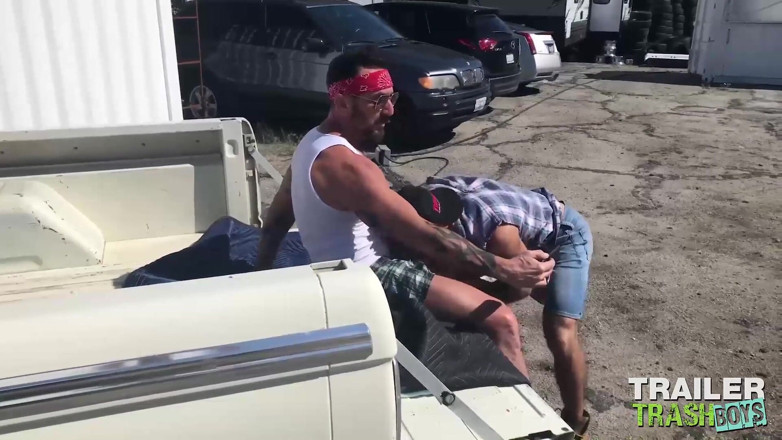 Trailer Trash Boys: Trailertrashboys - il patrigno Vince Parker scopa senza preservativo Jake Nicola