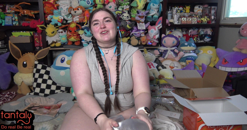 LustfulGeeks: Abby Unboxes ตุ๊กตาเย็ด Crystal ของ Tantaly