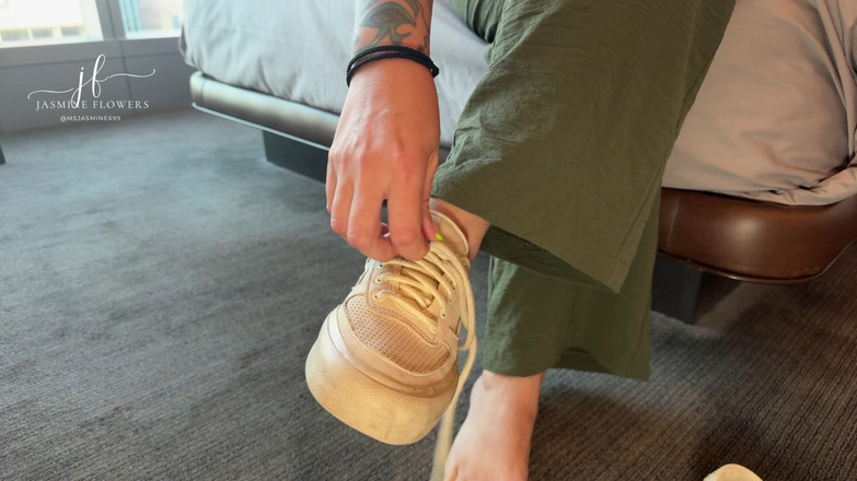 Jasmine Flowers: Hete milfs voet plaagt: heldere tenen en grote kont genot