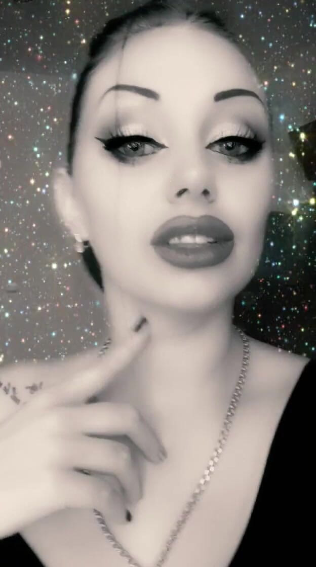 Goddess Misha Goldy: Lihat kok cantiknya aku!