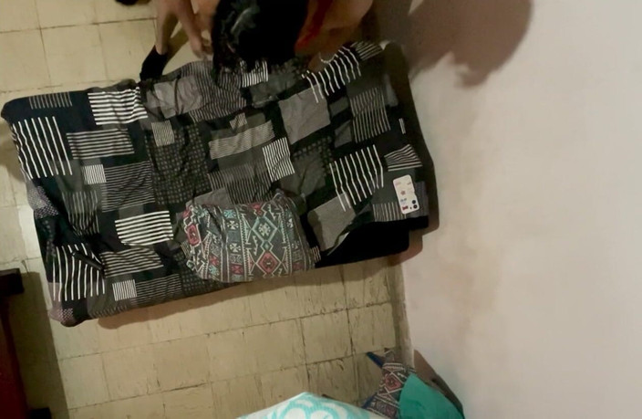 Monozion: 복종적인 아내가 빨간 끈 팬티를 입고 네 발로 만족을 주다