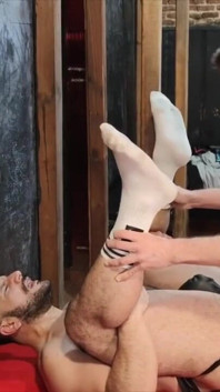 Il ragazzo muscoloso Brako scopato senza protezioni da Apolo Adrii