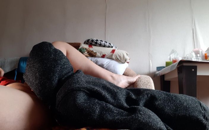 Lesbian-candys: जब मेरा बॉयफ्रेंड शॉवर लेने गया, तो उसकी सौतेली मम्मी ने मुझे बहकाया और मुझे चोदा
