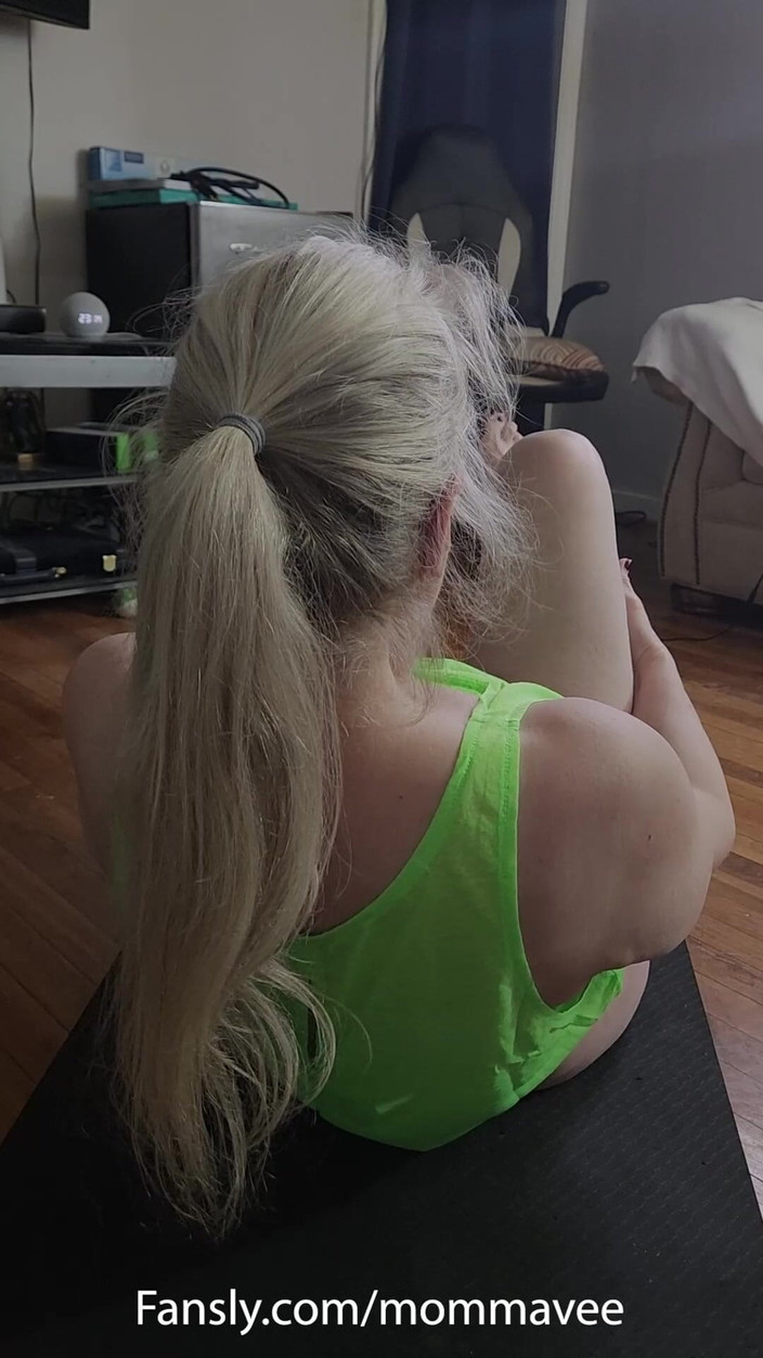 Momma Vee: Ateşli orta yaşlı seksi kadınla sabah yogası!