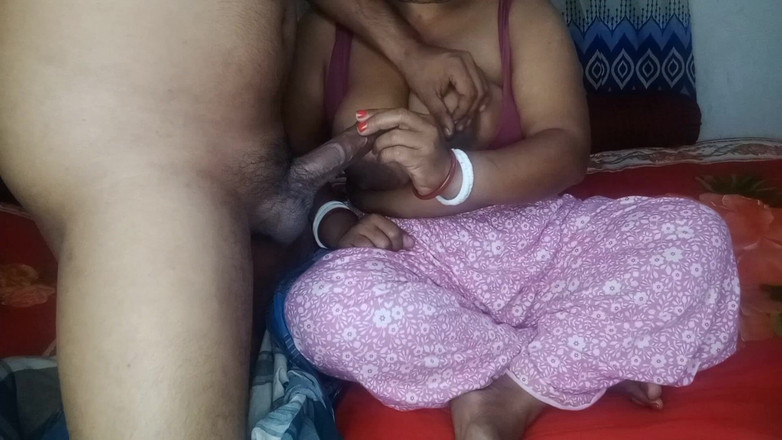 Sabina244: Nadržená zkušená a zralá bangladéšská máma dává svým nevlastnímsonům boner...