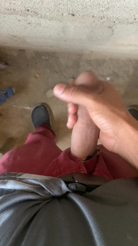 Masturbare într-o clădire necompletată
