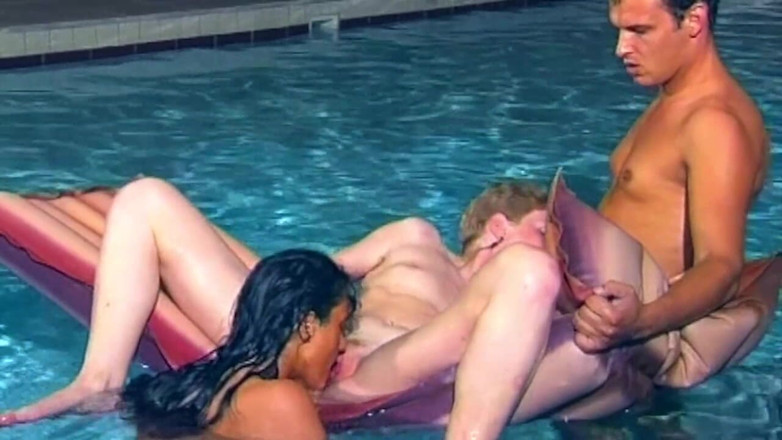 EroticOnlyClips: Basen złoty prysznic gangbang - dojrzała dziwka zalana wszędzie