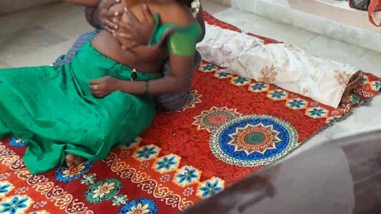 Desi palace: Istri India pertama kali bercinta dengan blowjob panas