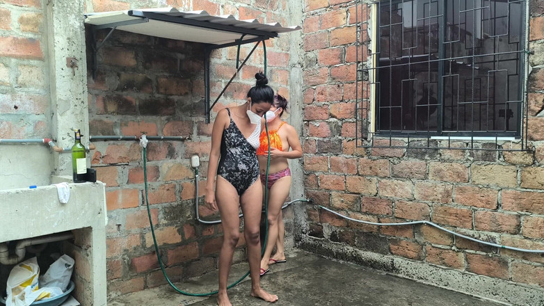 NEGRITA SEXY: Eles molham seus corpos maduros e sexualizados no chuveiro do...