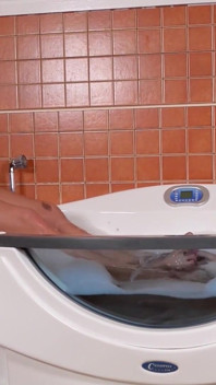 Sání ptáka a footjob, dokud se nevystříká na nohy