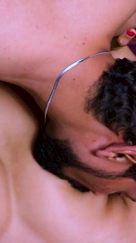 Due giovani mogli sexy hanno condiviso un marito per godersi l'intera notte